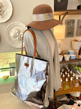 Load image into Gallery viewer, Uashmama Tosca Metallic Tote
