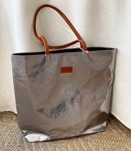 Load image into Gallery viewer, Uashmama Tosca Metallic Tote
